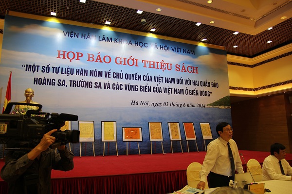 GS., TS. Trịnh Khắc Mạnh phát biểu tại buổi họp báo. Nguồn: financePlus.vn