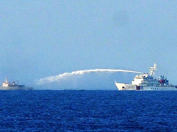 Tàu Trung Quốc hoạt động trái phép trên vùng biển Việt Nam liên tục vây ép, sử dụng vòi rồng phun nước về phía các tàu chấp pháp của Việt Nam. Nguồn: internet