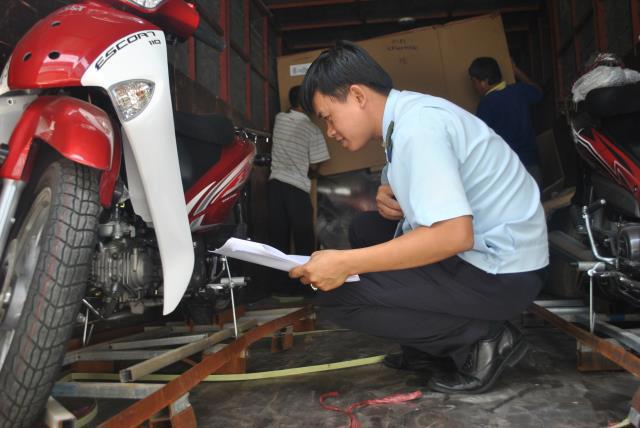  Chi cục Hải quan Biên Hòa - Cục Hải quan Đồng Nai kiểm tra xe mô tô nhập khẩu thử nghiệm. Nguồn: baohaiquan.vn