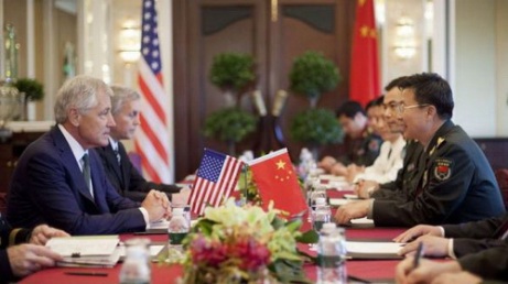 Trung tướng Vương Quán Trung (phải), Phó tổng tham mưu Quân đội Giải phóng Nhân dân Trung Quốc gặp gỡ Bộ trưởng Quốc phòng Mỹ Chuck Hagel tại Shangri-La . Nguồn: internet
