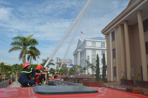  Lực lượng Cảnh sát chữa cháy chuyên nghiệp đang dập tắt đám cháy. Nguồn: baclieu.gov.vn