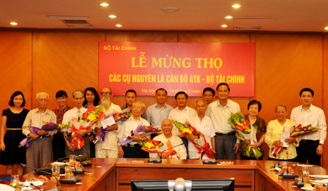 Thứ trưởng Nguyễn Hữu Chí chúc thọ các bác nguyên là cán bộ ATK. Nguồn: mof.gov.vn