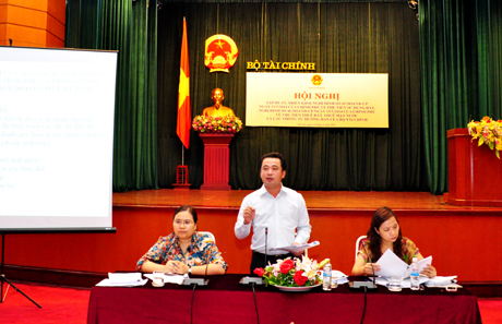 Cục trưởng Cục Quản lý Công sản Trần Đức Thắng báo cáo tại Hội nghị. Nguồn: mof.gov.vn