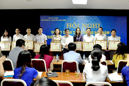 Thứ trưởng Trần Xuân Hà trao tặng Bằng khen Bộ trưởng Bộ Tài chính cho tập thể và cá nhân Cục QLGSBH. Nguồn: mof.gov.vn
