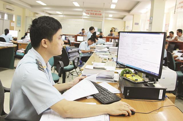 Cán bộ Hải quan Hải Phòng xử lý tờ khai trên hệ thống VNACCS/VCISS. Nguồn: baohaiquan.vn