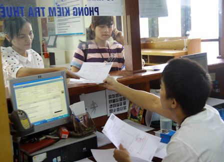 Cán bộ công chức Cục Thuế Hà Nội hướng dẫn thủ tục cho người nộp thuế. Nguồn: baohaiquan.vn 