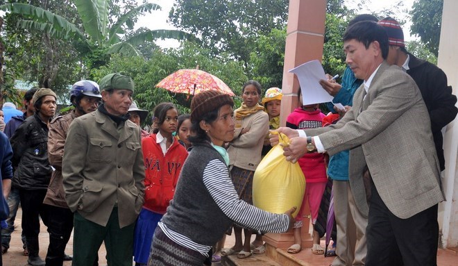 Anh Nguyễn Thuận Minh trao quà hỗ trợ cho đồng bào dân tộc thiểu số nghèo tại huyện Hướng Hóa. Nguồn: laodong.com.vn