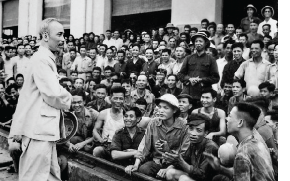 Chủ tịch Hồ Chí Minh nói chuyện với cán bộ, công nhân viên Nhà máy Xe lửa Gia
Lâm năm 1955