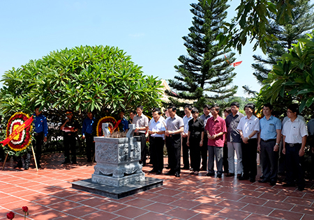 Thứ trưởng Trần Văn Hiếu và các Đại biểu dâng hương tưởng niệm các Liệt sỹ. Nguồn: mof.gov.vn