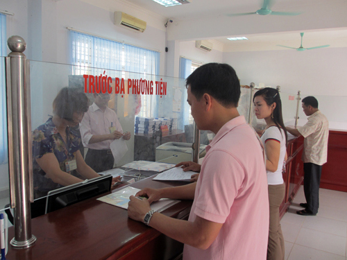 Cán bộ Chi cục Thuế huyện Phú Thọ tận tình hướng dẫn các thủ tục cho các đối tượng nộp thuế. Nguồn: internet