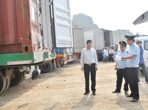 Công chức Hải quan Lạng Sơn kiểm tra hàng hóa xuất khẩu. Nguồn: baohaiquan.vn