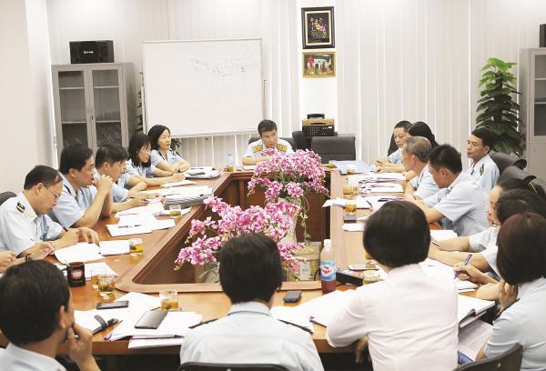 Phó Tổng cục trưởng Tổng cục Hải quan Nguyễn Dương Thái làm việc với cán bộ chủ chốt Cục Thuế XNK. Nguồn: baohaiquan.vn
