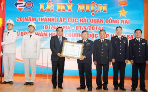 Cục Hải quan Đồng Nai đón nhận Huân chương Độc lập hạng Ba nhân kỷ niệm 20 năm thành lập. Nguồn: internet