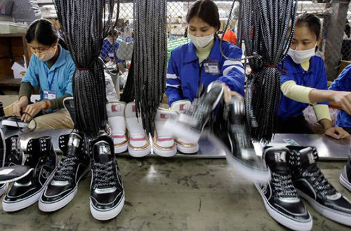 Các thương hiệu giày dép nổi tiếng thế giới đang dịch chuyển mạnh mẽ đơn hàng từ Trung Quốc sang Việt Nam. Nguồn: internet