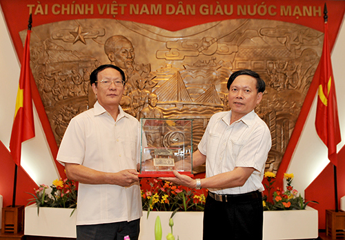Thứ trưởng Nguyễn Công Nghiệp và Phó Chủ tịch UBND tỉnh Bắc Ninh Nguyễn Lương Thành trao nhận hiện vật. Nguồn: mof.gov.vn