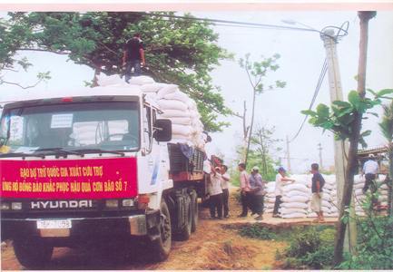 Rẽ sương, vượt núi, cán bộ ngành DTQG đưa gạo đến với học sinh nghèo tỉnh Điện Biên. Nguồn: internet