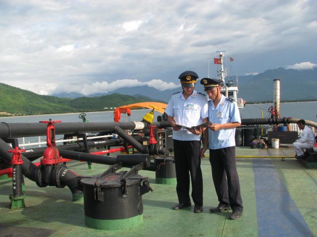Theo quy định, công chức Hải quan không phải thực hiện niêm phong bồn bể chứa xăng dầu. Nguồn: baohaiquan.vn