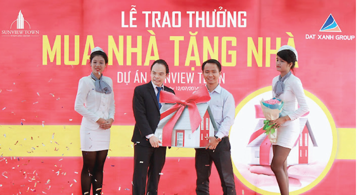 Ông Lê Văn Như Hải, Phó tổng giám đốc Tập đoàn Đất Xanh (bên trái) trao cho khách
hàng giải thưởng một căn hộ SunView Town trị giá gần 800 triệu đồng. Nguồn: internet
