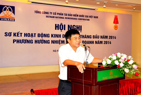 Ông Phạm Công Tứ, Tổng Giám đốc chỉ đạo các giải pháp
thực hiện nhiệm vụ của Vinare những tháng cuối năm 2014. Nguồn: mof.gov.vn