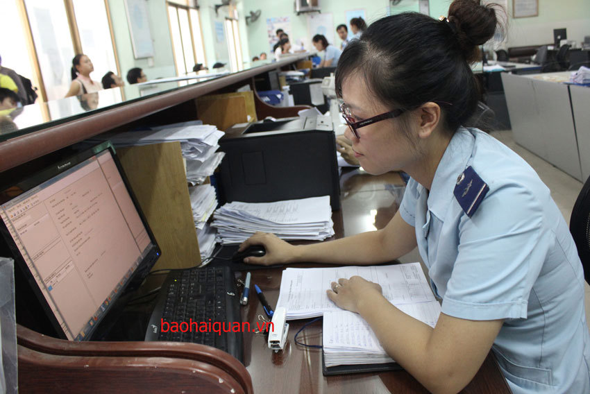  Công chức Hải quan Hải Phòng xử lí tờ khai trên Hệ thống VNACCS/VCIS. Nguồn: baohaiquan.vn