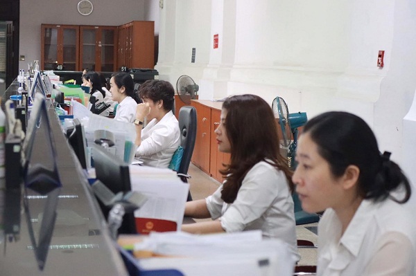 Công chức KBNN TP. Hồ Chí Minh tiếp nhận các chứng từ hoàn trả ngân sách nhà nước điện tử