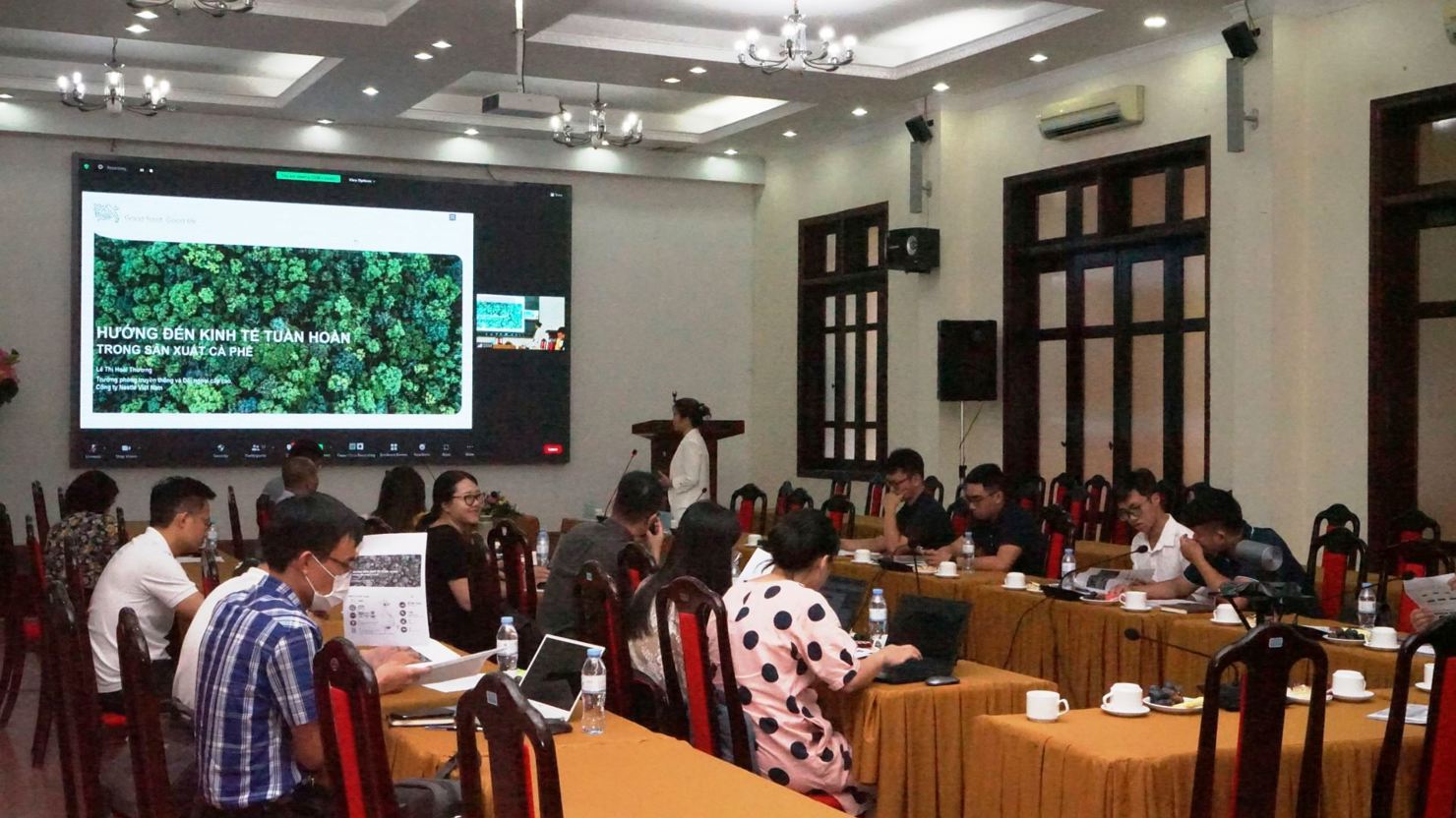 Toàn cảnh Hội thảo "Áp dụng mô hình kinh doanh tuần hoàn tại Việt Nam"