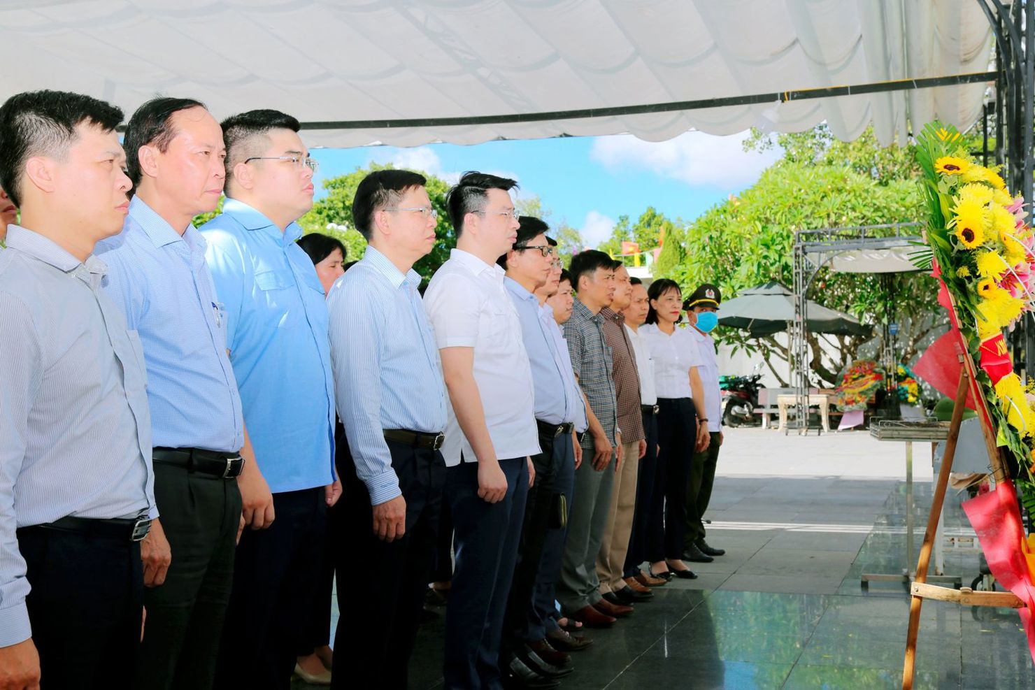 Đoàn cán bộ KBNN do đ/c đồng chí Trần Quân - Tổng Giám đốc KBNN làm trưởng đoàn dâng hương tại Nghĩa trang Liệt sỹ Quốc gia Đường 9