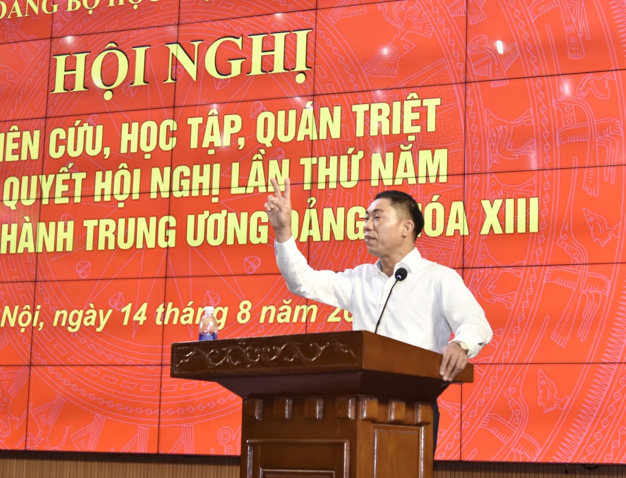 TS. Đo&agrave;n Văn B&aacute;u-Vụ trưởng Vụ L&yacute; luận Ch&iacute;nh trị, Ban Tuy&ecirc;n gi&aacute;o Trung ương truyền đạt c&aacute;c nội dung của Hội nghị Trung ương 5 kh&oacute;a XIII