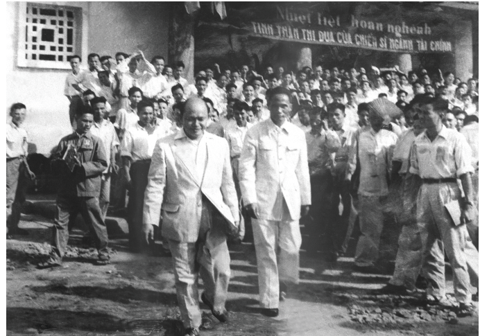 Thủ tướng Phạm Văn Đồng và Bộ trưởng Bộ Tài chính Lê Văn Hiến tại Đại hội Chiến sĩ thi đua toàn quốc ngành Tài chính (năm 1958)