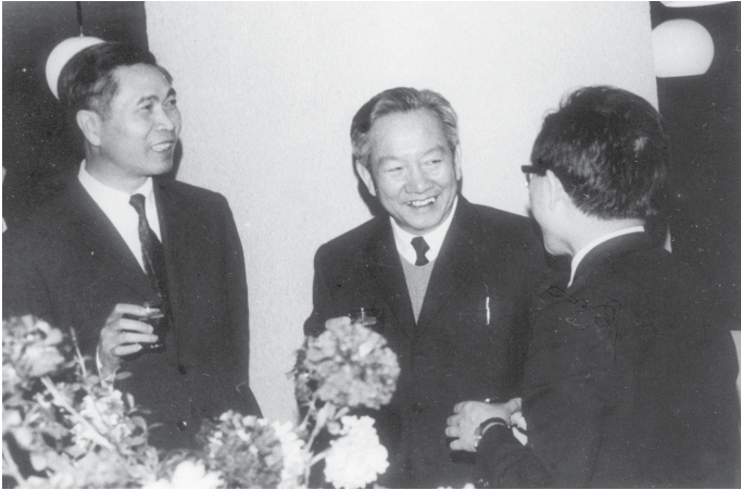 Bộ trưởng Tài chính Đặng Việt Châu (giữa) tham gia phái đoàn đàm phán của Chính phủ Việt Nam Dân chủ Cộng hòa tại Paris (năm 1973)