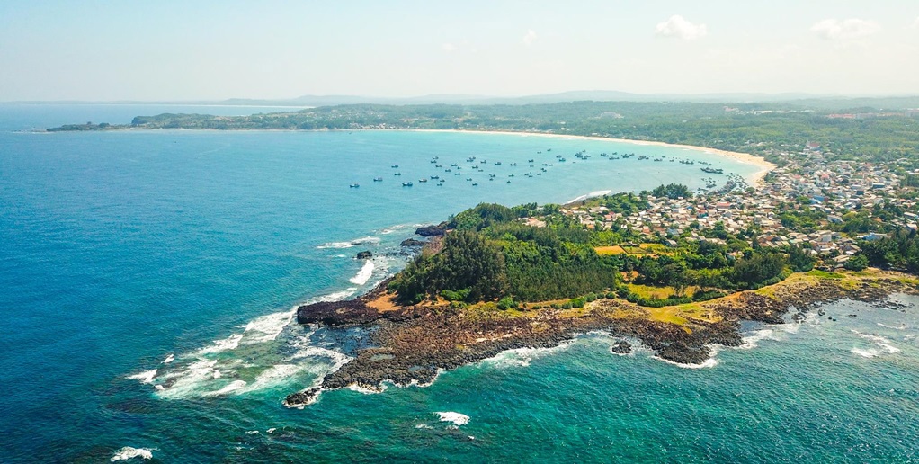 Tỉnh Quảng Ngãi có khoảng 130 km bờ biển, điều kiện tự nhiên thuận lợi để phát triển du lịch biển - đảo trong hiện tại và tương lai