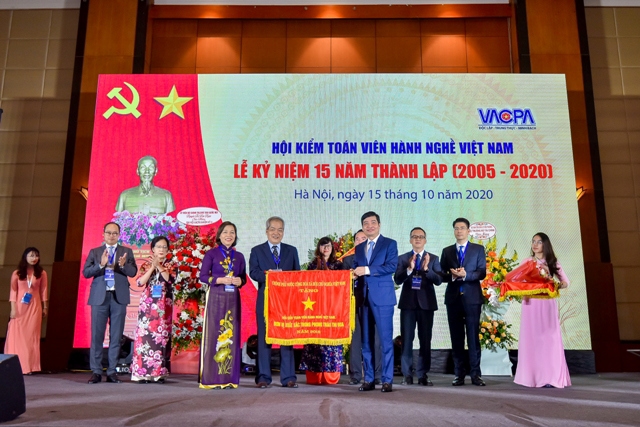Thừa ủy quyền của Thủ tướng Chính phủ, Thứ trưởng Bộ Tài chính Tạ Anh Tuấn đã trao Cờ thi đua của Chính phủ cho tập thể Hội Kiểm toán viên hành nghề Việt Nam.