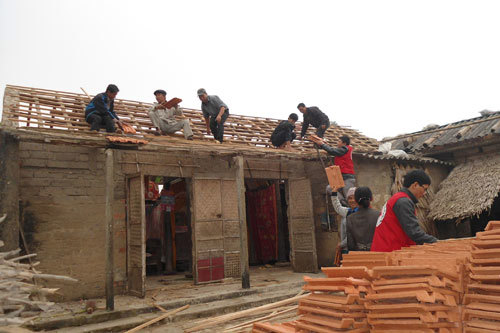 Hỗ trợ ngói sửa nhà cho người dân thôn Trường Sơn, xã Phù Hóa, huyện Quảng Trạch, Quảng Bình. Nguồn: Internet