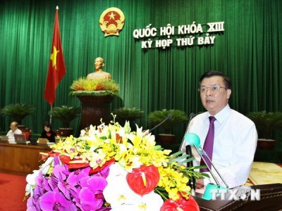 Bộ trưởng Bộ Tài chính Đinh Tiến Dũng trình bày Tờ trình Dự án Luật trước Quốc hội. Ảnh: TTXVN