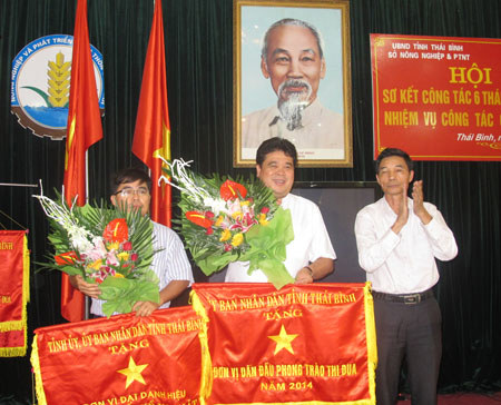 Đồng chí Nguyễn Hữu Rong - Ủy viên Ban thường vụ Tỉnh ủy trao cờ thi đua cho các đơn vị đạt thành tích xuất sắc năm 2014. Nguồn: sonnptnt.thaibinh.gov.vn