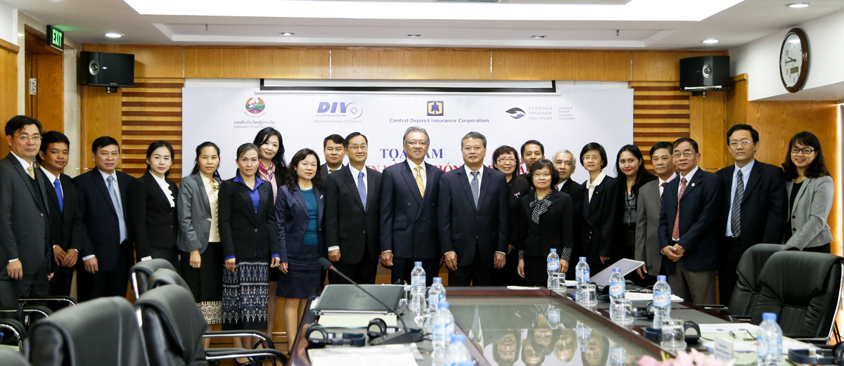 Đại diện các phái đoàn tham gia Tọa đàm quốc tế về BHTG tại Hà Nội