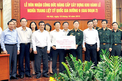 Lãnh đạo Bộ Tài chính đón nhận số tiền công đức 5 tỷ đồng từ Bộ Quốc phòng đóng góp nâng cấp xây dựng Khu hành lễ Nghĩa trang Liệt sỹ Quốc gia Đường 9. Nguồn: thoibaotaichinh.vn