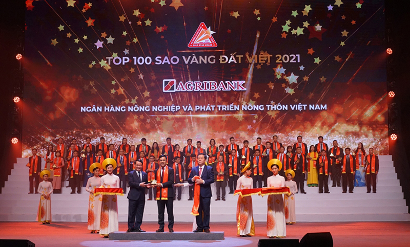 Đại diện Agribank nhận giải thưởng Sao Vàng đất Việt năm 2021 (ngày 30/3/2022).