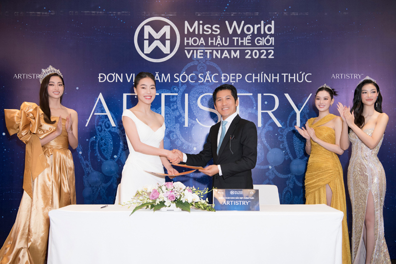 Ông Huỳnh Thiên Triều, Tổng giám đốc Amway Việt Nam và Bà Phạm Kim Dung, Chủ tịch Miss World Việt Nam, Trưởng Ban tổ chức cuộc thi ký kết hợp tác. Nguồn: Amway.