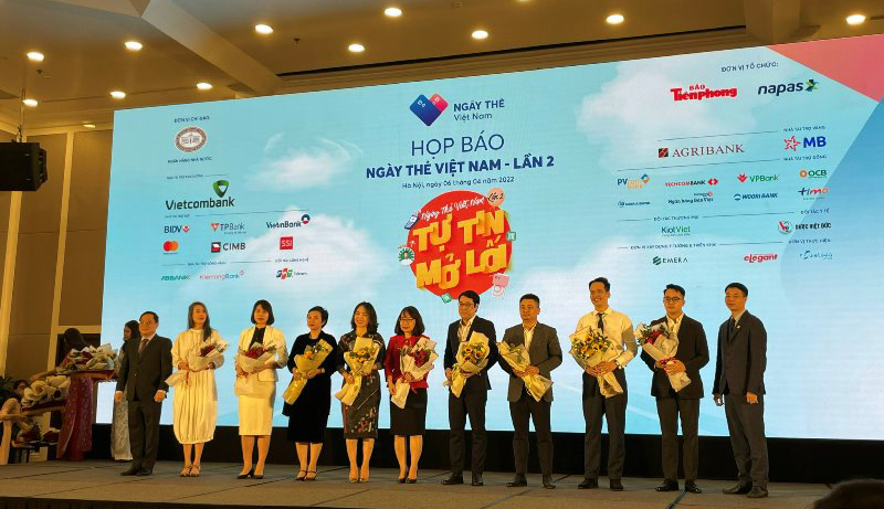 Đại diện Agribank, bà Phan Thị Thanh Hà, Phó giám đốc Trung tâm Thẻ Agribank (đứng giữa) tham dự họp báo Ngày Thẻ Việt Nam lần 2.