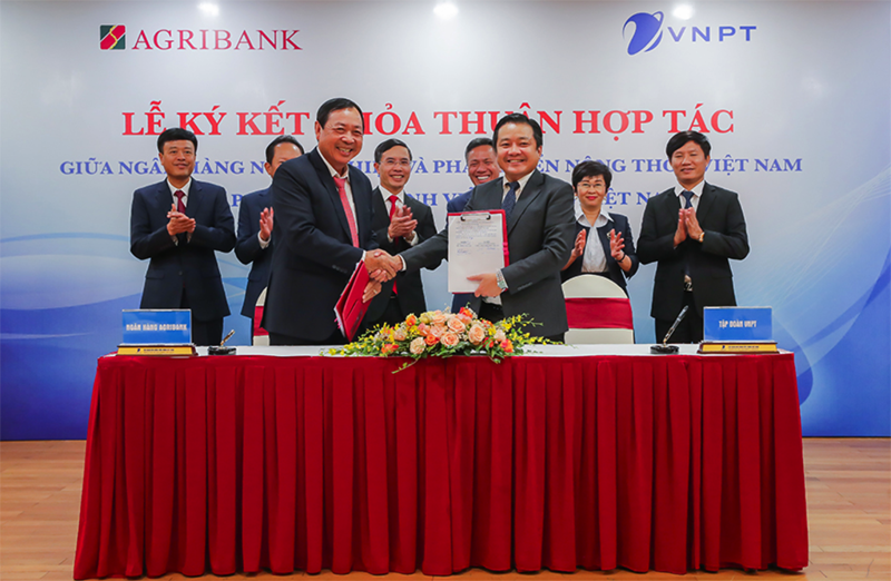 Tổng Giám đốc VNPT Huỳnh Quang Liêm và Tổng Giám đốc Agribank Tiết Văn Thành thực hiện ký kết hợp tác toàn diện.