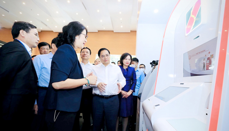 Thủ tướng Chính phủ Phạm Minh Chính thăm gian hàng của Agribank tại sự kiện “Ngày chuyển đổi số ngành Ngân hàng”.