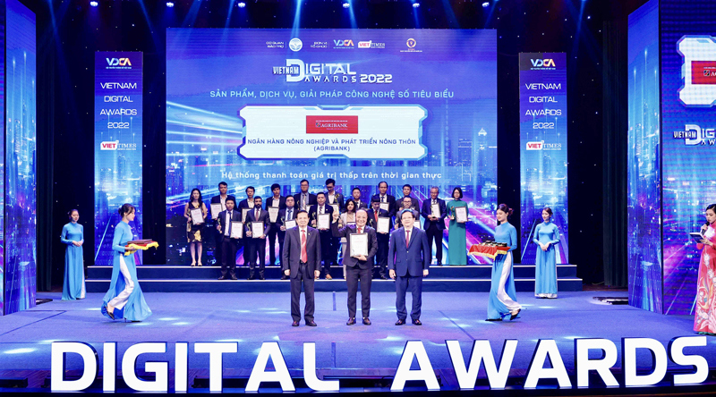 Đại diện Agribank nhận giải thưởng Chuyển đổi Số Việt Nam năm 2022