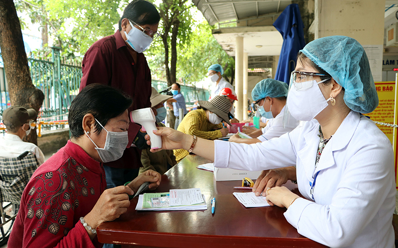 Người dân đăng ký khám bệnh bảo hiểm y tế tại Bệnh viện đa khoa tỉnh Kiên Giang. Ảnh: Hồng Ngát.