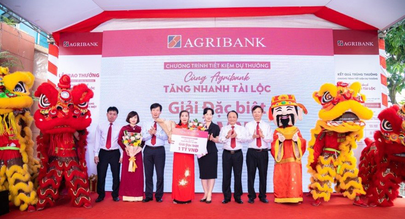 Lãnh đạo Agribank và Lãnh đạo tỉnh Nghệ An trao thưởng và chúc mừng khách hàng Hoàng Thị Bình.