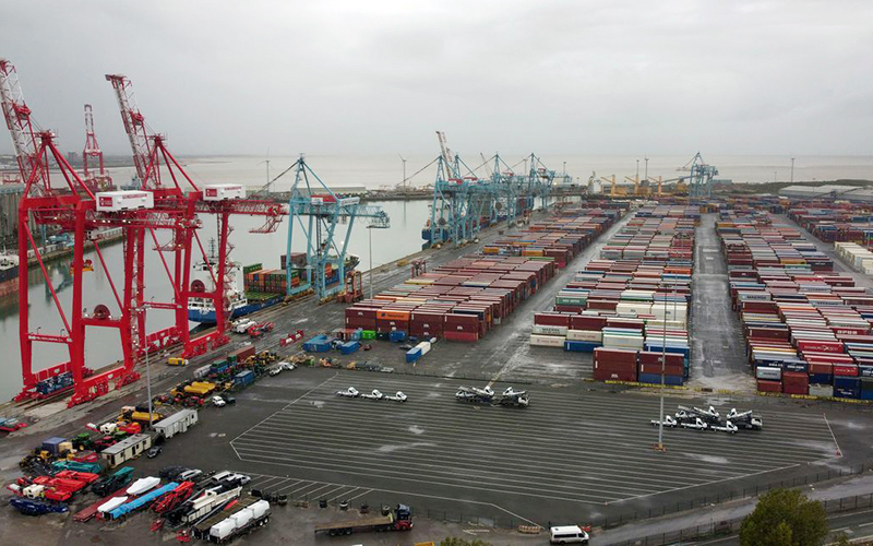 Tình trạng tắc nghẽn tại các cảng gây ảnh hưởng chuỗi cung ứng toàn cầu. Ảnh REUTERS.