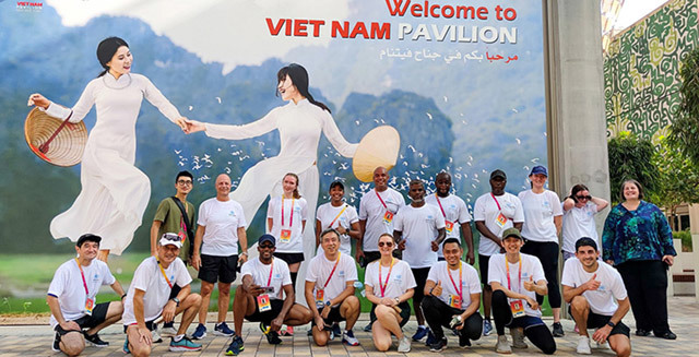 Th&agrave;nh vi&ecirc;n Nh&agrave; Triển l&atilde;m Việt Nam chụp ảnh c&ugrave;ng đại diện c&aacute;c nước tham gia sự kiện UN Day Run trong Ng&agrave;y Li&ecirc;n hợp quốc tại EXPO 2020 (Ảnh: Vietnam EXPO 2020 Dubai)