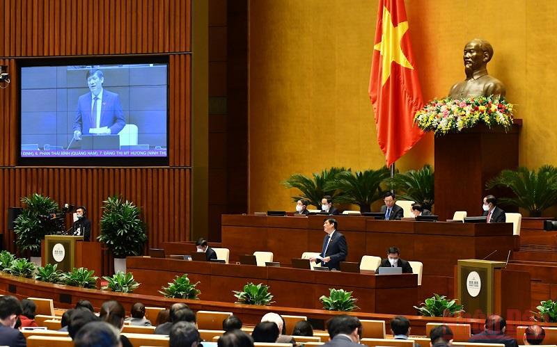 Bộ trưởng Y tế Nguyễn Thanh Long trong phiên trả lời chất vấn của Quốc hội sáng 10/11. (Ảnh: Linh Nguyên)