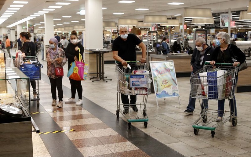 Người dân mua hàng hóa tại trung tâm mua sắm Rhein Center ở Weil am Rhein, Đức. (Ảnh: Reuters).