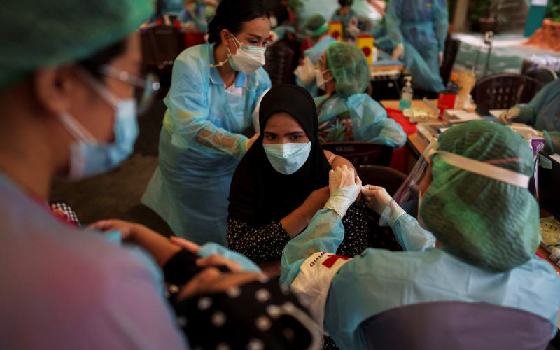 Một lao động nhập cư tại thủ đô Bangkok tiêm vaccine ngừa Covid-19. (Ảnh: Reuters)